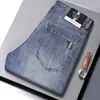 Novos jeans masculinos estilo europeu de luxo leve para primavera e verão, calças skinny justas com stretch, calças casuais modernas, estilosas e versáteis