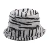 Sombrero de pescador de cubo a rayas de cebra europeo y americano de Amazon transfronterizo para mujer, sombrero cálido protector de orejas, sombrero de pescador de piel sintética de conejo de felpa, sombrero de invierno para mujer