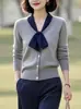 Suéter de punto francés con mangas acampanadas, suéter versátil adelgazante para mujer, suéter de punto con bloques de color y corbata de punto de alta gama, moderno, reduce la edad, para otoño e invierno