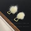 Estilo de lujo ligero clip para oreja de bola de pelo otoño e invierno 2023 nueva moda estilo elegante personalizado joyería para orejas nicho femenino venta al por mayor