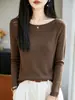 Suéter feminino de lã fina, ombro a ombro, manga longa, design suave de um ombro só, com detalhes em crochê vazado, efeito emagrecedor, top de malha de manga longa
