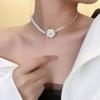 Cadena de cuello de perlas con costuras de camelia fresca y pequeña, diseño de nicho de lujo ligero, dulce collar de cadena de clavícula de alta gama, accesorios