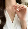 Colar de Moda Cravejado com Diamantes para Mulheres, Luxo Leve, Pingente de Cobre Tendência, Versátil, Estiloso, Design de Nicho, Corrente para Clavícula Atacado