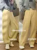 Un par de pantalones de invierno - forrados de polar, engrosados y diseñados para usarse en dos direcciones. Estos pantalones casuales cuentan con cintura elástica, corte holgado, pierna recta y pierna ancha.. Pantalones de chándal de invierno para mujer, modelo H090716
