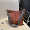 Bolso de Gran Capacidad para Mujer 2025 Primavera y Verano Nuevo Retro Ancho de Hombro Único Bandolera Bolso Balde Commuter de Alta Calidad