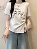 Camiseta de mujer talla grande con estampado de letras, manga corta, nuevo estilo de verano, con hombros normales, entallada en la cintura y diseño de pliegues irregulares, única y de nicho