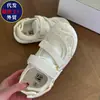 Zapatillas de diseño de alta costura estilo coreano con lunares y velcro para mujer, nuevas sandalias versátiles y transpirables para estudiantes, verano 2026
