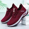 Sapatos Femininos Tamanho Grande Sapatos Femininos Flyknit Respiráveis Sapatos Casuais Europeus e Americanos Confortáveis Leves Sapatos Esportivos Cano Baixo Sapatos Únicos Atacado
