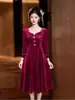 Vestido de Brindis Nupcial Borgoña Estilo Francés con un Toque de Lujo, Vestido de Compromiso Francés de Terciopelo Dorado, Vestido Petite para Homecoming