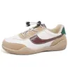Zapatillas de cuero para mujer 2026 nuevo modelo de otoño, zapatos blancos con suela blanda y parte superior suave, casuales y ligeros, adecuados para madres, zapatillas de entrenamiento alemanas B62