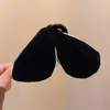 Pinza Triangular de Garra Flockada de Tela Estilo Francés para Otoño e Invierno con un Ambiente Atmosférico, Pinza de Tiburón, Accesorio para el Cabello de Alto Valor Moderno y Elegante