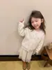 Novedades para el otoño de 2026: Tops de color liso, dulces y elegantes para niños, cárdigans de punto suaves y lindos para niñas a principios de otoño