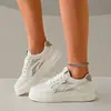2026 Nuevos Zapatos Blancos de Malla Transpirable con Suela Gruesa para Mujer Verano Casual Versátiles que Aumentan la Altura Suela Suave Zapatos de Tabla Deportivos Zapatos Individuales