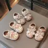 Zapatos dulces para niñas pequeñas de 1 a 3 años, nuevo modelo primavera/otoño, con detalles de lazo y flor, suela suave, versátiles zapatos de princesa