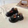 Zapatos para Niñas Zapatos Pequeños de Cuero de Princesa para Niños Nuevas Llegadas Primavera Verano 2026 Niña Transpirables Huecos Negros Suela Suave Zapatos Individuales
