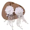 Accesorios florales: Horquilla DIY con borla color crema, cuentas, malla, flores de margarita, zapatos y calcetines.