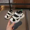 Sandálias infantis 2025 verão novas sandálias de menino respiráveis sola macia sandálias esportivas vazadas fechadas na frente anti-chute para meninas