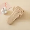 Leggings infantis transfronteiriças, estilo primavera e outono, versáteis para usar ao ar livre, design infantil de listras verticais com um laço grande, meias-calças para bebê
