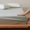 Juego de sábanas bajeras ajustables de algodón peinado de fibra larga 100S, color liso, funda de colchón elástica simple, juego de tres piezas de algodón puro para dormitorio, otoño e invierno