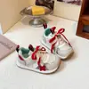 Zapatillas deportivas para niñas estilo coreano 2026 primavera y otoño nuevas versátiles de malla transpirables de moda zapatillas para correr zapatillas de entrenamiento alemanas para niños