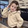 Sudadera elegante y cálida con forro polar para niñas, sudadera con capucha de felpa estilo coreano para niños, casual y versátil, gruesa y cómoda para otoño e invierno