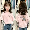 Camiseta casual de manga larga de algodón puro para niñas de primavera y otoño con diseño estampado de dibujos animados y patchwork de rayas, suave y cómoda, adecuada para niños mayores