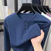 Moletom masculino de manga comprida, fino e elástico, adequado para primavera e outono, com uma listra oculta e gola redonda de três botões
