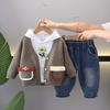 Traje para niños Otoño 2025 Nuevo Primavera y Otoño Ropa de bebé estilo occidental Ropa casual Conjunto de tres piezas Cabello a la moda