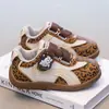Zapatos para Niñas 2026 Otoño Nuevo Estilo Niños Estampado de Leopardo Zapatos Argan Casual Suela Suave Niñas Pequeñas Deportivas Zapatos de Tabla Modernos