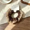 Embalagem em cartão: Scrunchie de seda plissada de alta elasticidade com bordas franzidas, scrunchie pequeno versátil e simples para rabos de cavalo