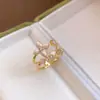 Anillo Abierto de Doble Capa con Flor de Esmalte Goteante y Circonita Chapado en Oro Real de 14k Anillo de Dedo Dulce y Fresco Joyería de Mano de Lujo Ligero y Acabado de Alta Gama