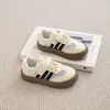 Tênis de Tela Feminino 2026 Estilo Novo Primavera e Verão Sapatos de Tela Respiráveis Infantis Tênis de Treino com Velcro para Meninos