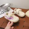 Zapatos Casuales para Niñas 2026 Primavera Nuevo Modelo Zapatillas Transpirables de Suela Suave para Niños Zapatos de Bebé Zapatos Blancos de Dibujos Animados