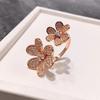 Anillo de oro V de lujo Brahma Home, elegante anillo abierto con doble flor de seis pétalos y trébol de diamantes, estilo vintage, moderno y de nicho para mujer.