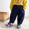 Pantalones versátiles estilo coreano para niños, colección de otoño, pantalones largos elegantes y lindos con estampado de oso, ropa infantil, pantalones casuales de algodón puro, modernos