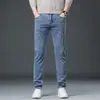 Jeans Ajustados para Hombre Estilo Negocio Ligero Otoño/Invierno 2026, Sencillos y Versátiles, Pantalones Rectos Adelgazantes