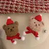 Broche de oso de peluche ~ Lindo sombrero de bufanda roja con cabeza de oso, broche de muñeca de dibujos animados, ramillete de Año Nuevo para mujer