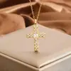 Pingente de cobre de zircão completo Cruz Luz de luxo elegante clássico Cadeia de clavícula Pequena ins Internet Celebridade Vintage Colar de aço de titânio