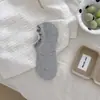 Calcetines invisibles de barco de corte bajo sin costuras con borde de volantes, calcetines versátiles para mujer, calcetines finos transpirables de verano antideslizantes que no se deslizan del talón