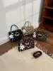 Bolso Cuadrado Pequeño Nuevo Estilo Coreano Otoño 2026 con Lunares y Cierre de Candado para Mujer Bolso de Hombro Cruzado Versátil Nuevo 2026