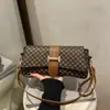 Bolsa de mão estampada simples e retrô, uma bolsa de ombro estilosa e casual para mulheres, uma bolsa transversal chique e uma pequena bolsa tote quadrada