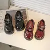 Sapatos de couro para meninas 2026 novo estilo primavera e outono, sapatos de sola macia para meninas pequenas, sapatos de performance para crianças maiores, sapatos baixos infantis da moda