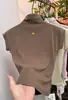 Camiseta de gola alta parcial, slim fit e que valoriza a silhueta, com mangas bufantes pequenas para mulheres, coleção outono/inverno 2026, top base estiloso e versátil