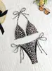 Traje de baño de dos piezas estilo europeo y americano 2025 Bikini triangular sexy conjunto de tres piezas Traje de baño de tiras con estampado de leopardo Estilo europeo y americano cómodo
