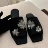 Sandalias Decorativas Talladas Plateado Metálico 2026 Nuevo Estilo para Mujer con Punta Cuadrada Pequeña, Chanclas Planas Versátiles de Moda