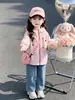 Jaqueta com capuz e zíper para meninas de comércio exterior, nova jaqueta estilosa coreana de outono 2026, corta-vento popular para crianças