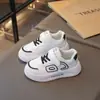 Zapatos deportivos para niñas 2026 modelo nuevo versátiles de malla transpirable tipo "dad shoes" para niños mayores con suela de llanta antideslizantes unisex