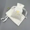 Bolsas Blancas de Terciopelo Hechas a Medida de Fábrica en Tamaños, Colores y Logos Personalizados para Empaque de Joyería, Lápices Labiales, Perfumes y Auriculares Bluetooth