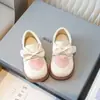 Sapatos de couro para meninas, novos sapatos de princesa de sola macia para crianças outono e inverno, sapatos de bebê menina em formato de coração, sapatos de laço para meninas pequenas