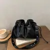 Bolso de hombro para mujer de color liso de gran capacidad, tendencia, nuevo estilo 2026, bolso cruzado versátil y moderno, bolso tipo cubo